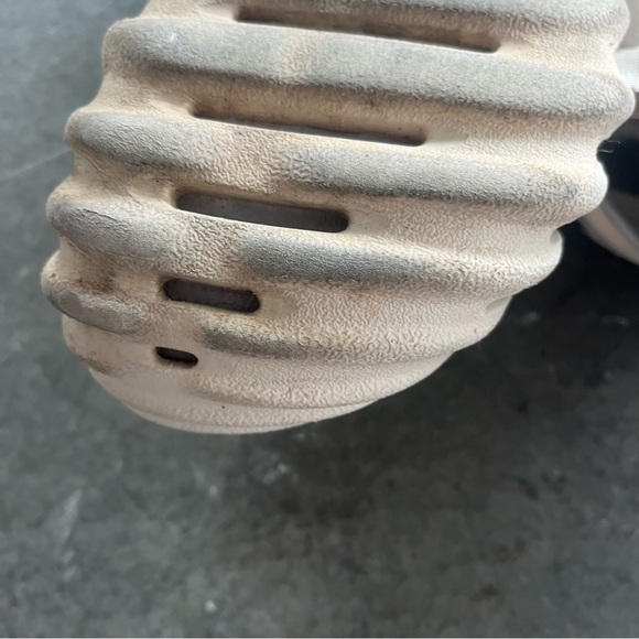 Crocs Men’s 8 Women’s 10 beige sand cream color - Picture 4 of 5